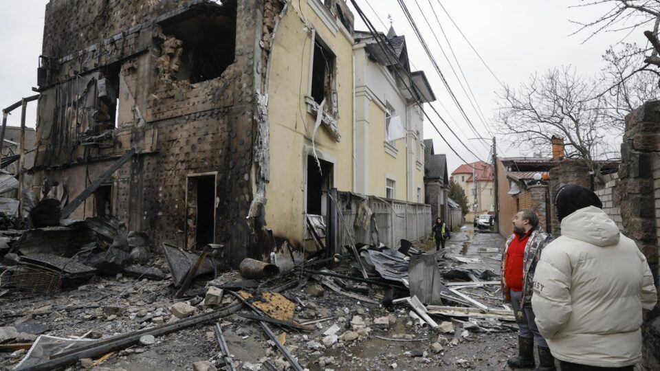 Ataque da Rússia deixa mortos e feridos às vésperas de encontro entre Trump e Zelensky