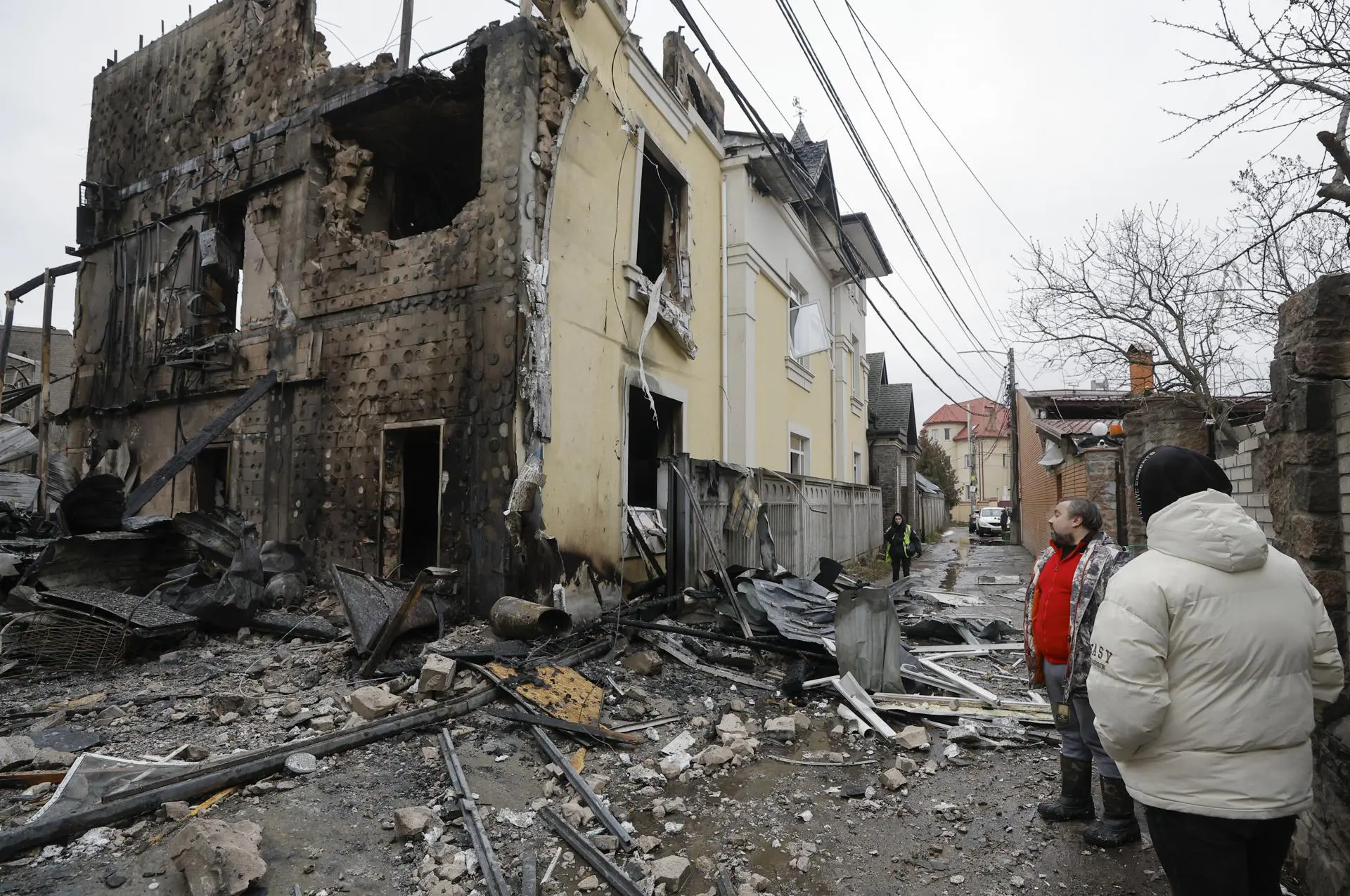 Ataque da Rússia contra Kiev deixou ao menos duas pessoas mortas e outras 44 feridas na madrugada deste sábado (27).