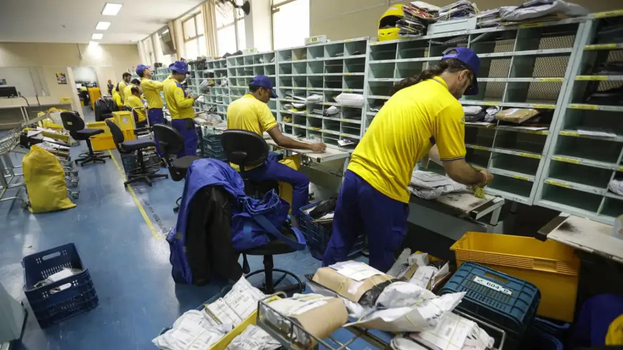 Correios firmaram empréstimo bilionário com cinco bancos para reforçar o caixa da estatal e viabilizar o plano de reestruturação financeira.