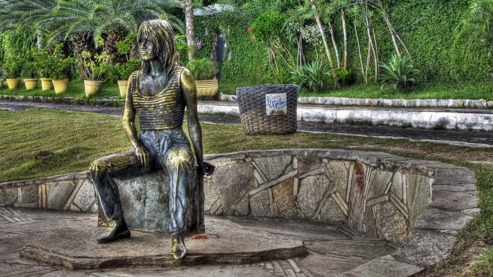 Estátua de Brigitte Bardot na Orla Bardot, em Búzios (RJ)