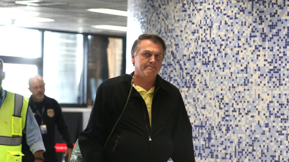 Após cirurgia, Bolsonaro volta a ter crise de soluços e segue sob observação médica