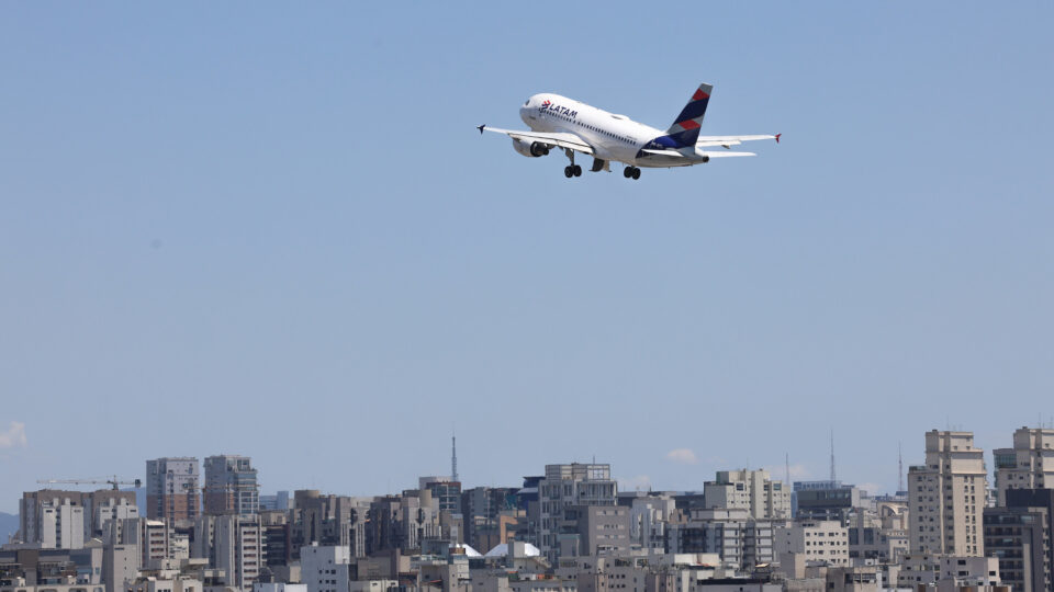 Acordo entre aeronautas e empresas evita greve na aviação, anuncia ministro