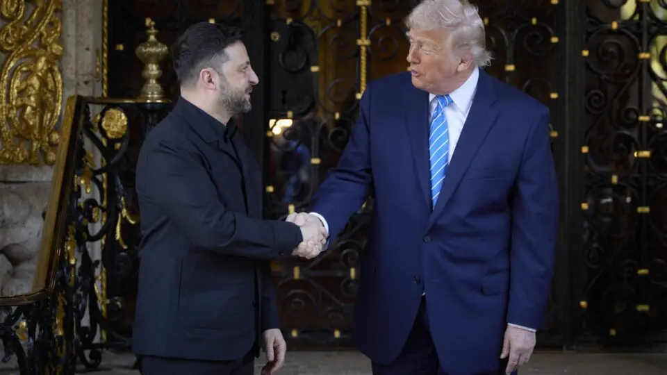 Presidentes ucraniano, Volodymyr Zelensky, e americano, Donald Trump, se cumprimentam antes da reunião em Mar-a-Lago, na Florida, Estados Unidos