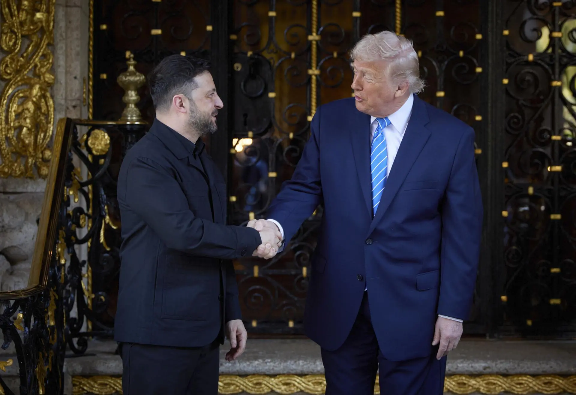 Presidentes ucraniano, Volodymyr Zelensky, e americano, Donald Trump, se cumprimentam antes da reunião em Mar-a-Lago, na Florida, Estados Unidos