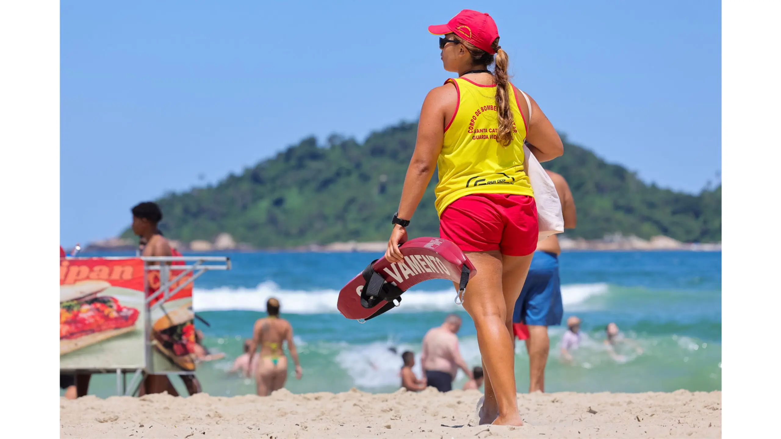 Operação Estação Verão mobiliza mais de 2 mil profissionais para reforçar a segurança de turistas e moradores nas praias do estado ao longo da temporada 2025/2026.