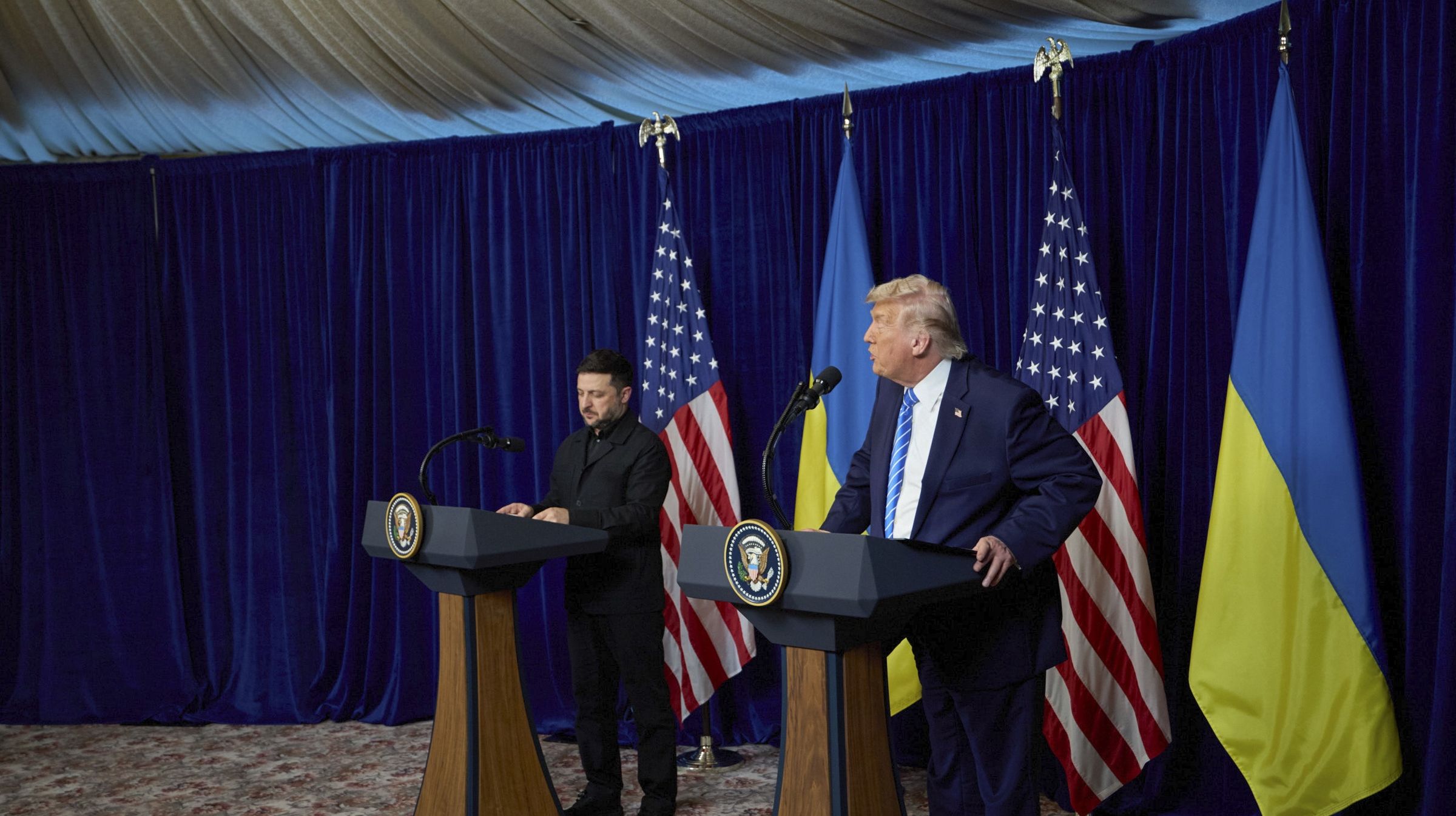 Volodymyr Zelensky e Donald Trump em coletiva de imprensa na Flórida, após encontro de 29 de dezembro.