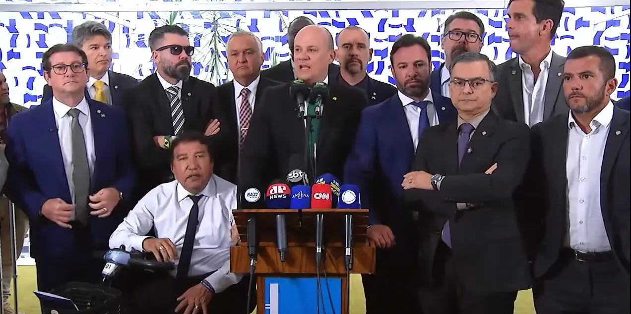 Oposição anuncia ofensiva por impeachment de Moraes e CPMI do Banco Master