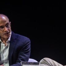 Yuval Harari participou de painel com Luciano Huck em novembro deste ano. Imagem referente a matéria