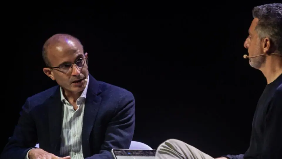 Yuval Harari participou de painel com Luciano Huck em novembro deste ano.