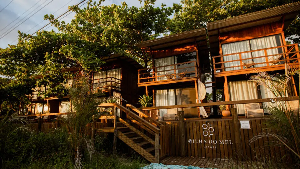 A pousada da Ilha do Mel que entrou no ranking das melhores do Brasil simboliza a nova fase do turismo no Litoral do Paraná, marcada por experiências de alto padrão em ambientes preservados.