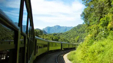 Reconhecido entre os melhores passeios ferroviários do mundo, o trajeto pela Serra do Mar ajuda a projetar o Litoral do Paraná no cenário internacional