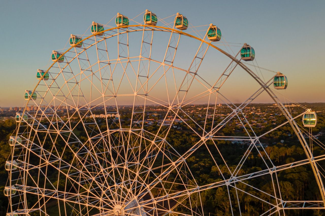 Se a preferência é por espaços ao ar livre, uma boa pedida pode ser a roda gigante, de onde é possível observar Brasil, Argentina e Paraguai.