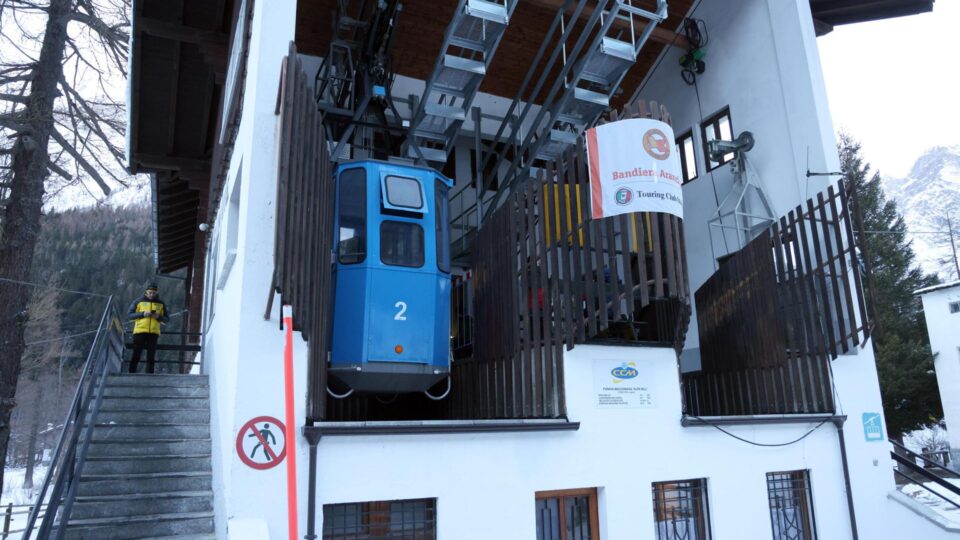 100 pessoas ficam presas em montanha após acidente em teleférico na Itália