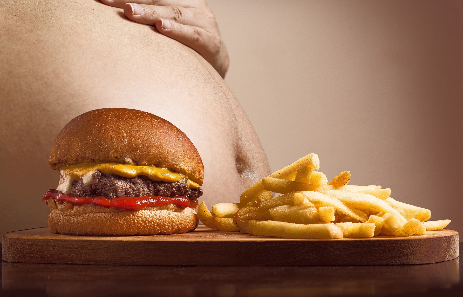 Estudo revela que dietas gordurosas tornam células do fígado imaturas, facilitando o surgimento de câncer