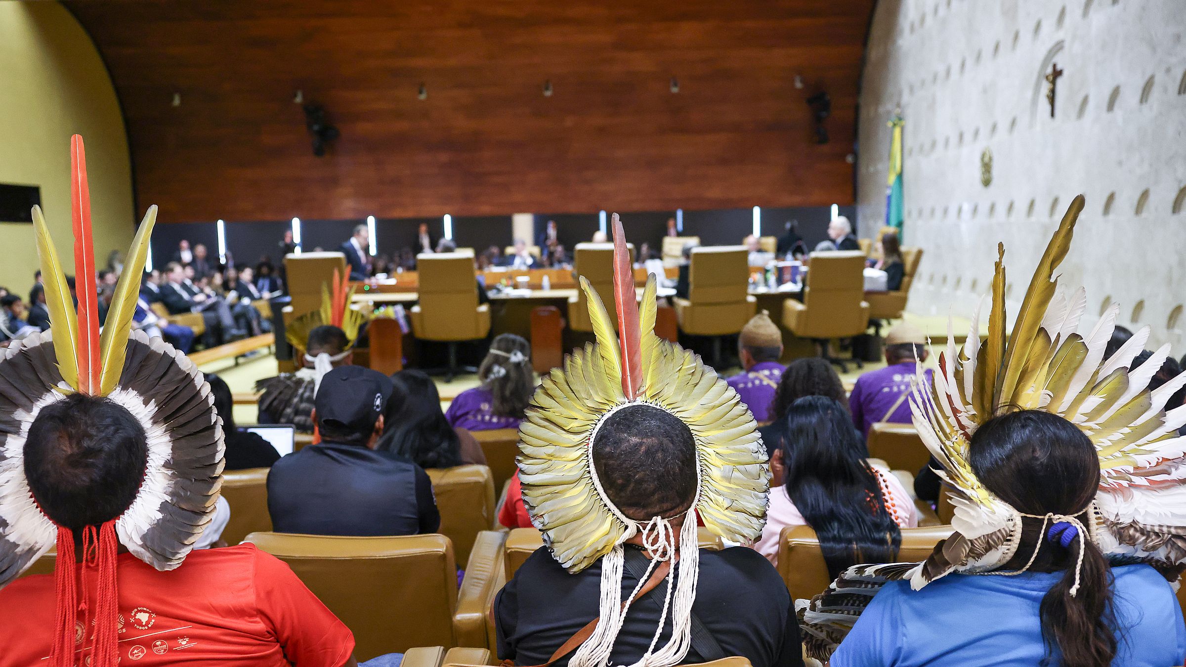 Indígenas acompanham uma das sessões do STF que julgaram o marco temporal, em dezembro de 2025.