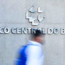 Banco Master: denúncia de contratos com influenciadores para difamar BC entra na mira da PF Imagem referente a matéria