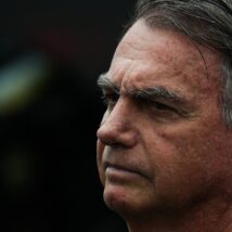 Bolsonaro, fotografado ao deixar o hospital DF Star em setembro de 2025: crises de soluço.