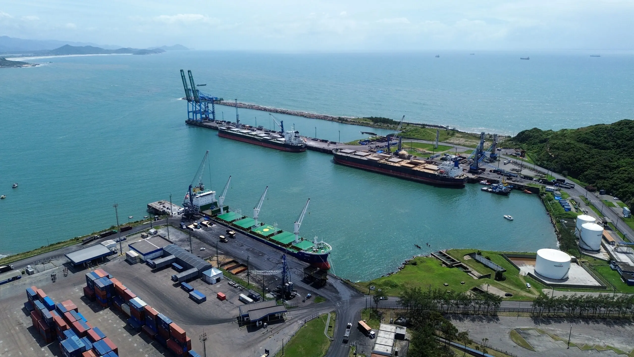 Intervenção n porto de Imbituba integra plano de R$ 300 milhões para ampliar conexões marítimas e inclui novos dolfins, dragagem e derrocagem.