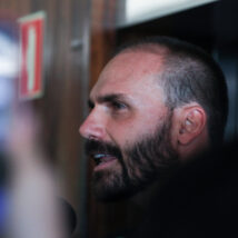 Polícia Federal determina volta de Eduardo Bolsonaro ao trabalho no Rio Imagem referente a matéria