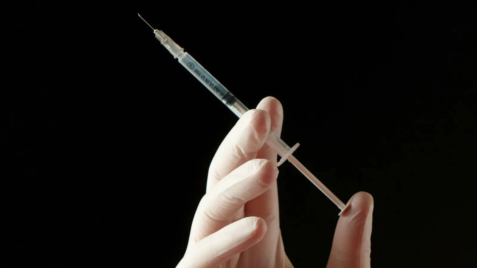 Médico segurando uma dose de tirzepatida, que também protege o coração.