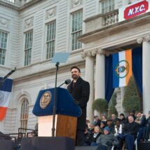 Zohran Mamdani durante discurso após tomar posse como novo prefeito de Nova York. Imagem referente a matéria