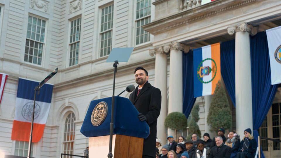 Prefeito socialista de Nova York revoga decreto sobre antissemitismo assinado por antecessor