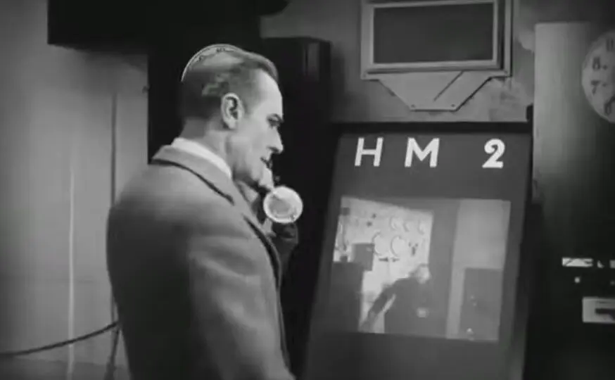 Antes do telefone celular, Lang previu em Metropolis a comunicação instantânea por vídeo.