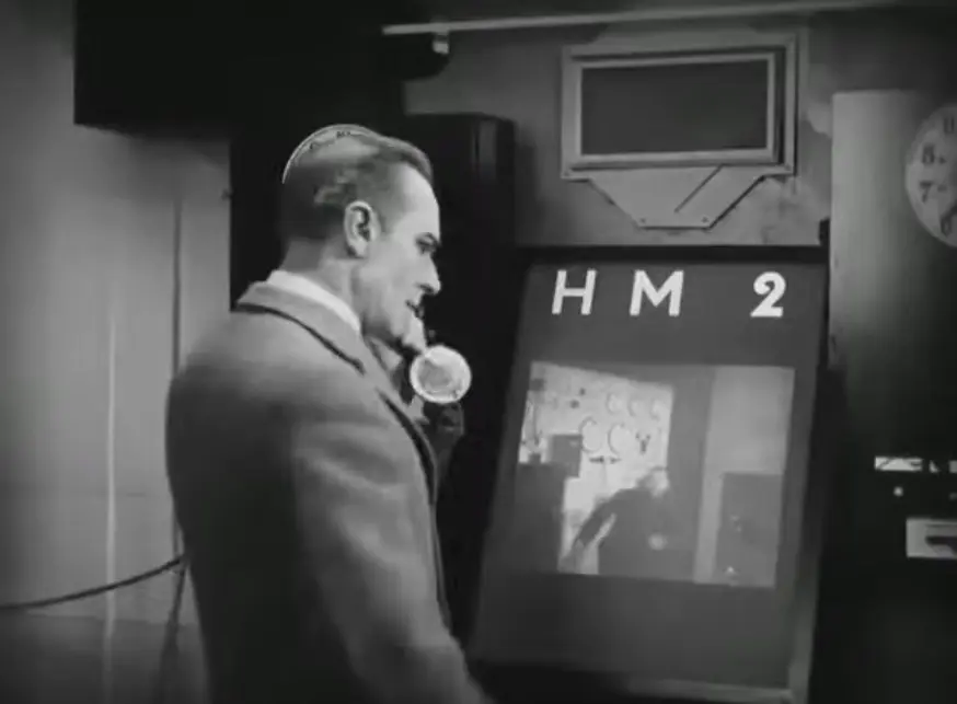 Antes do telefone celular, Lang previu em Metropolis a comunicação instantânea por vídeo.