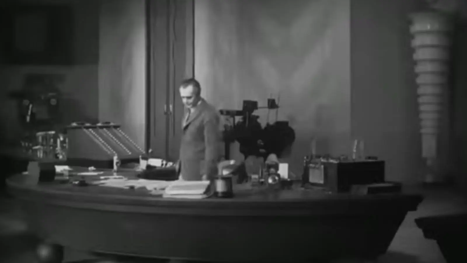 O escritório do vilão de Metropolis tem luzes, botões e indicadores para comandar as pessoas.