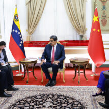 O ditador da Venezuela, Nicolás Maduro, e o representante do regime comunista chinês, Qiu Xiaoqi, durante encontro nesta sexta (2). Imagem referente a matéria