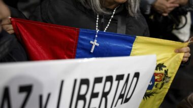 Manifestantes se unem pelo mundo, celebrando a captura de Maduro pelo governo de Donald Trump. Imagem referente a matéria