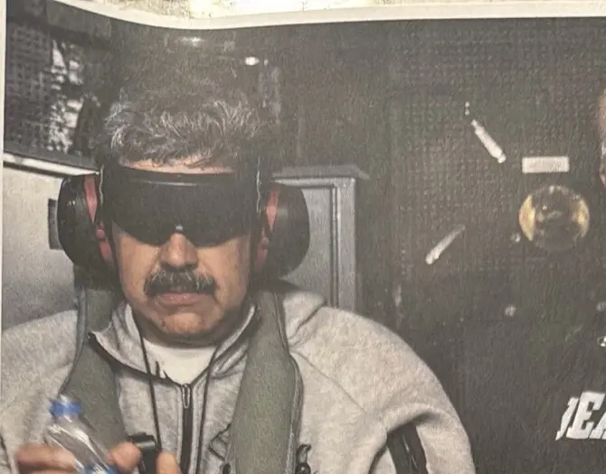 Foto de Maduro capturado, preso e vendado com uma garrafa d'água.