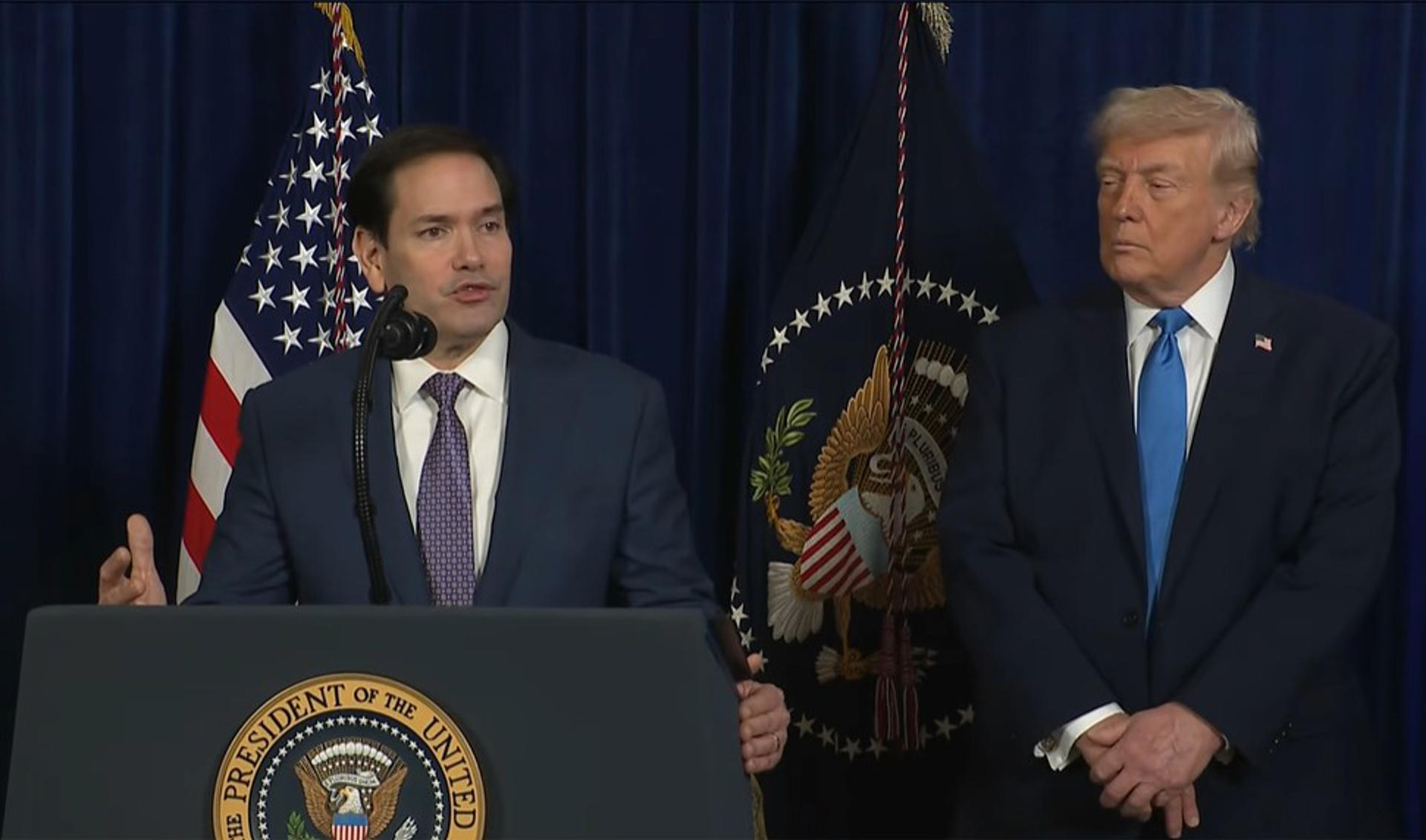 O presidente dos Estados Unidos, Donald Trump, ao lado do secretário de Estado Marco Rubio.