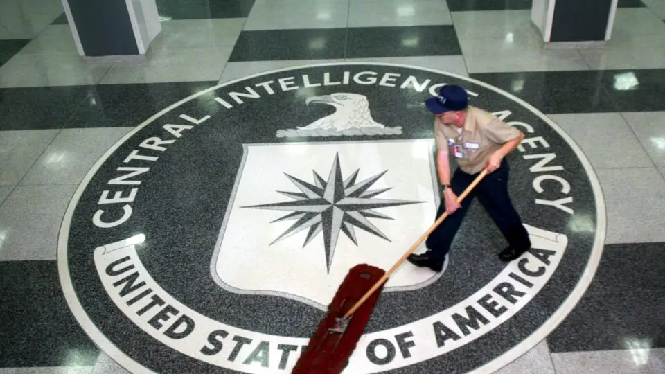 Foto de arquivo datada de 3 de março de 2005 mostra funcionário varrendo o saguão da sede da CIA em Langley, Virgínia, EUA.