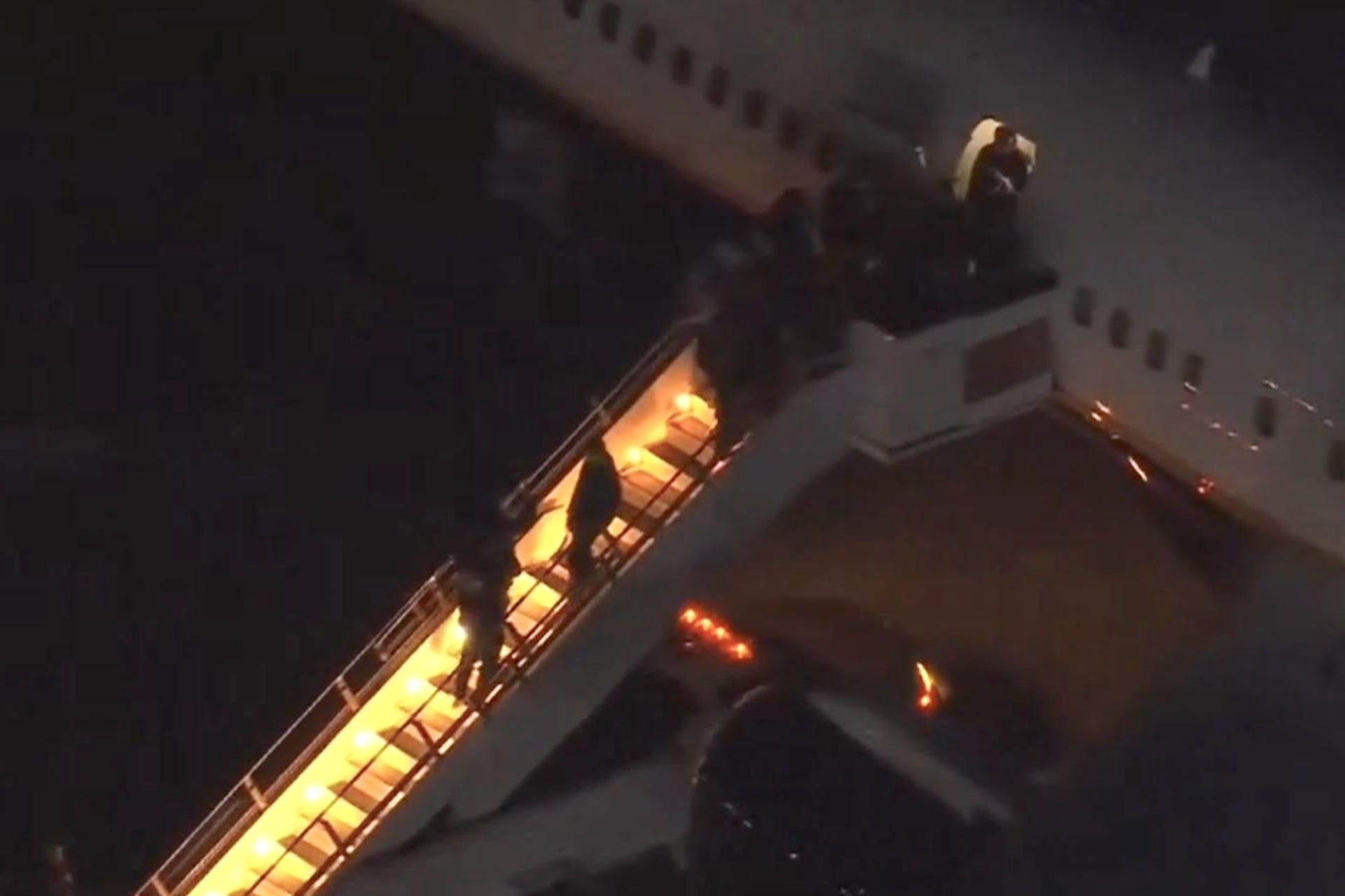 Momento em que o ditador Nicolás Maduro desde do avião em Nova York.