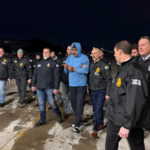 O ditador da Venezuela, Nicolás Maduro (ao centro), é escoltado por agentes da Agência Antidrogas (DEA) neste sábado em Nova York (Estados Unidos). Maduro desembarcou algemado do avião militar Boeing 757 que o transportou para Nova York em meio a uma extensa operação de segurança.