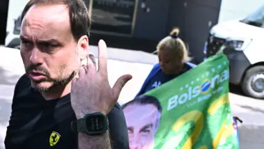 Carlos fala sobre nova regra imposta por Moraes para visitas familiares a Bolsonaro.