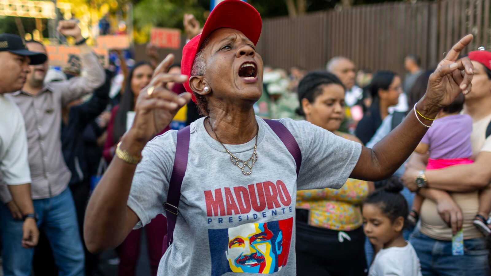Uma apoiadora de Maduro fotografada nas ruas de Caracas, poucos dias antes da queda do ditador venezuelano.