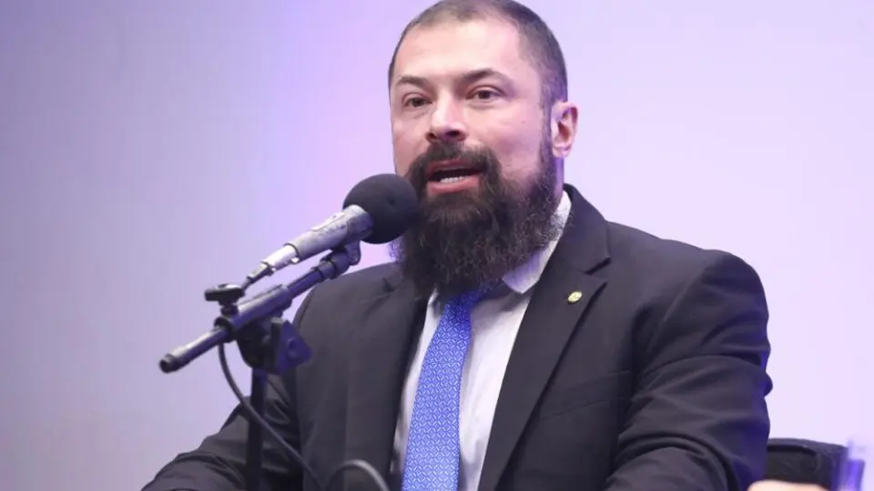 Paulo Bilynskyj é alvo de ação que pede R$ 30 mil em danos morais por "narrativa difamatória" sobre partido de Lula.