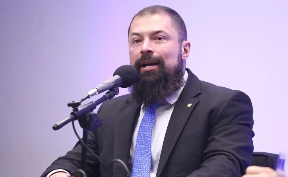 Paulo Bilynskyj é alvo de ação que pede R$ 30 mil em danos morais por "narrativa difamatória" sobre partido de Lula.