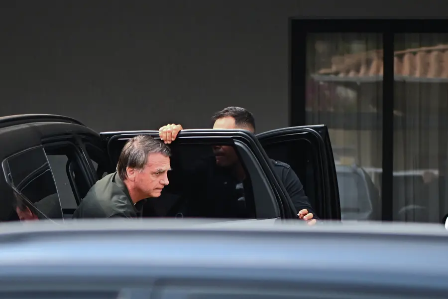 Bolsonaro se queixou de barulho de ar-condicionado na sala de Estado-Maior em que está preso.