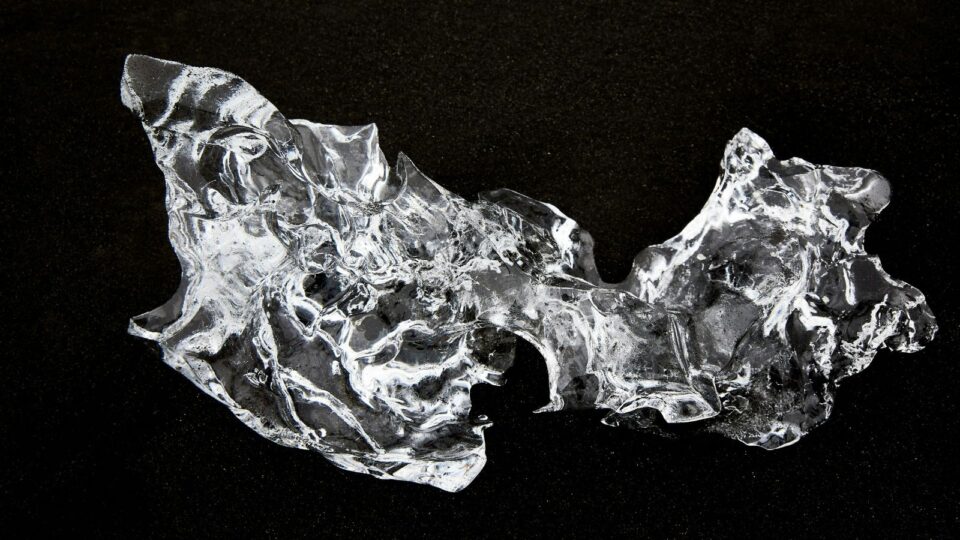 Cientistas capturam imagens do crescimento de cristais em metal líquido pela primeira vez