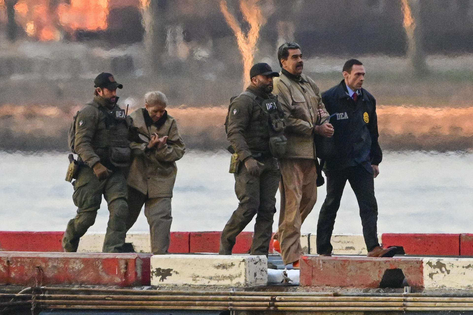 O ditador destituído da Venezuela, Nicolás Maduro, sendo transferido para o tribunal federal em Nova York, onde enfrenta julgamento por crimes ligados ao narcotráfico.