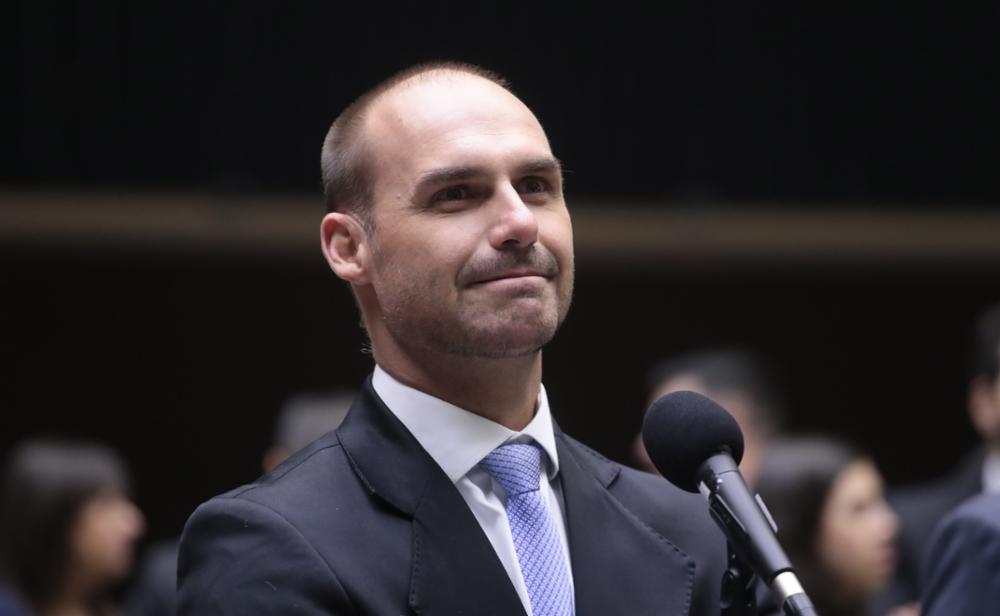 Na avaliação de Eduardo Bolsonaro, a repercussão da prisão de Maduro evidenciará a relação entre o ditador venezuelano e Lula, projetando Flávio nas eleições de 2026.
