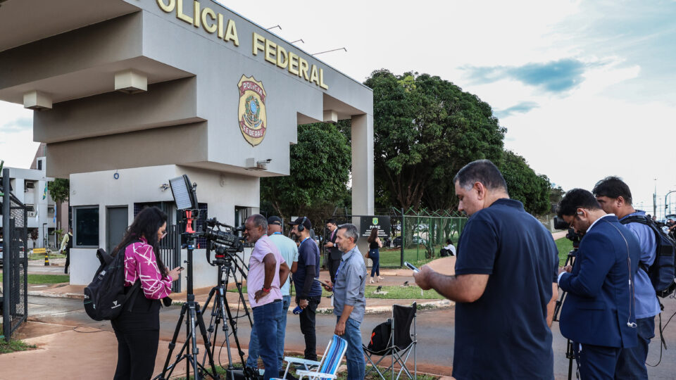 Carlos reclama de prisão de Bolsonaro em Superintendência da PF: violação de direitos humanos