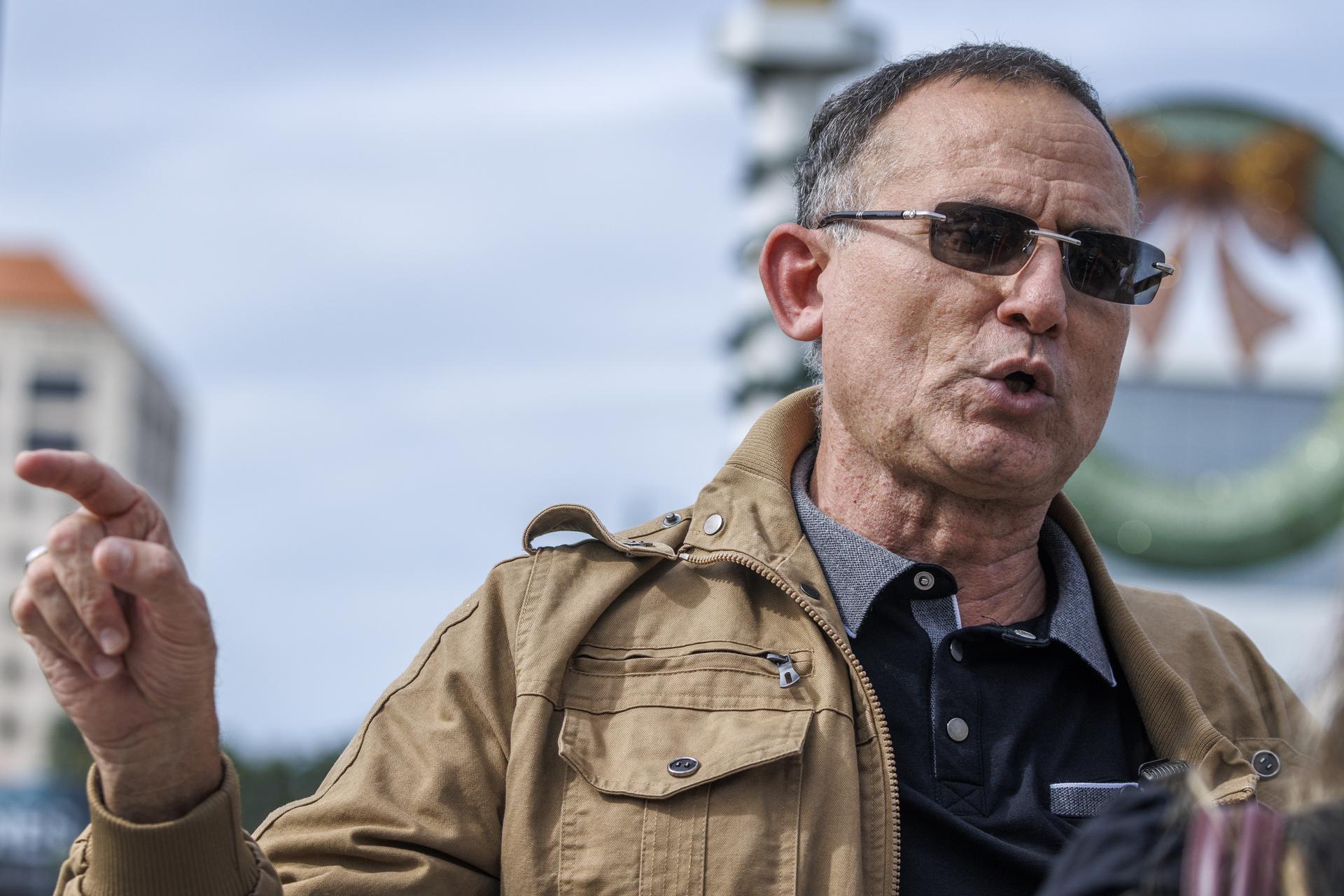 O opositor do regime comunista cubano, José Daniel Ferrer, durante manifestação neste domingo (4), nos EUA.