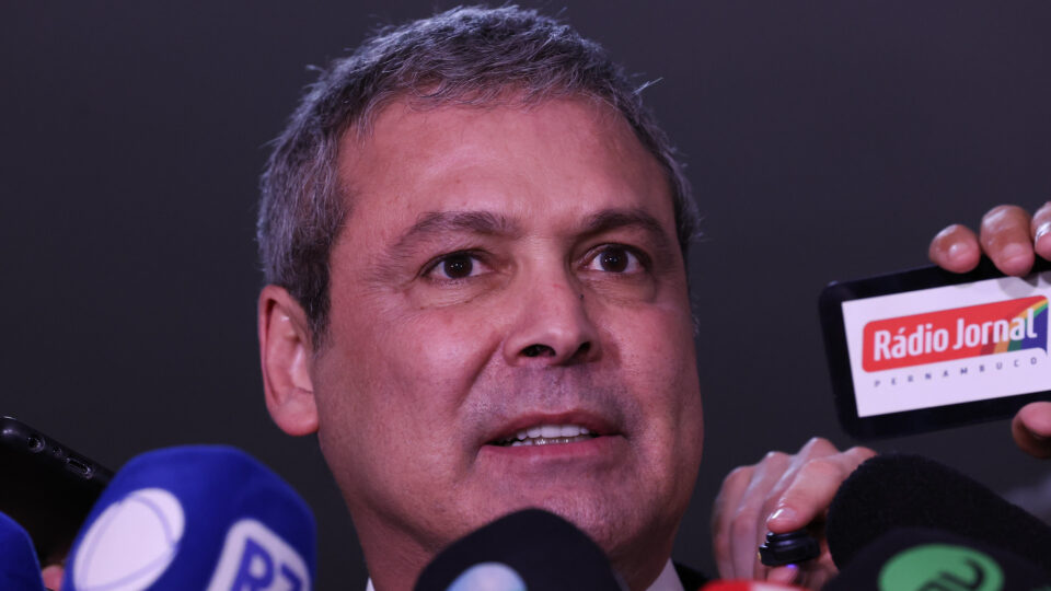 Líder do PT quer prisão de Flávio, Eduardo e Nikolas por “traição” à pátria