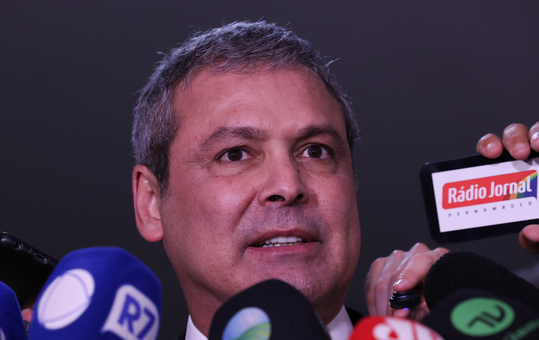 Lindbergh acusa Eduardo, Flávio e Nikolas de estimular intervenção dos Estados Unidos e questionar a democracia brasileira.