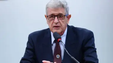 Moraes barra visita de general que criticou o STF a ex-ministro preso e pede apuração