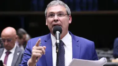 Lindbergh Farias cria linha do tempo de postagens para esboçar tese de "fases" e pede quebra de sigilo dos representados.